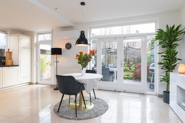 Foto - Verkocht onder voorbehoud: Rustig, aan verkeersluwe straat gelegen, goed onderhouden, half vrijstaande eengezinswoning met zolder, kelder, tuin, garage en
carport in Landgraaf